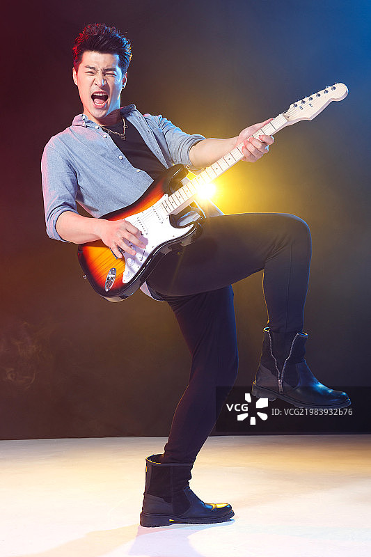 青年男人在酒吧唱歌图片素材