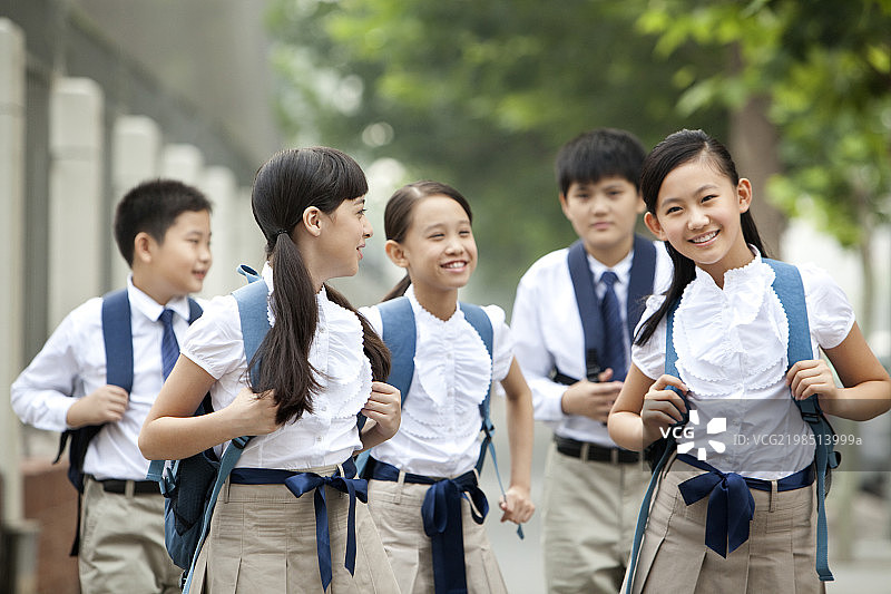 穿着校服的小学生在路上图片素材