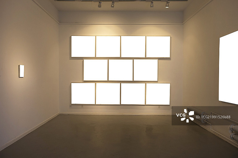 美术馆艺术画展和悬挂的画作图片素材