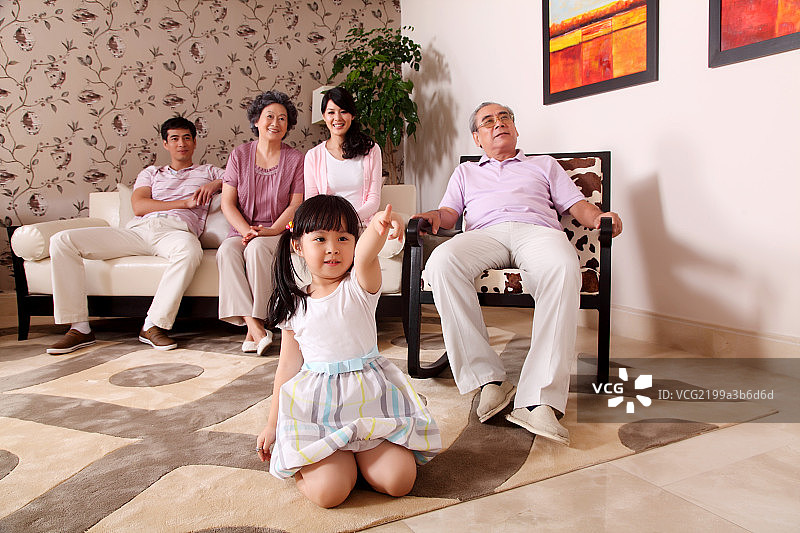 看家庭影院的一家五口图片素材