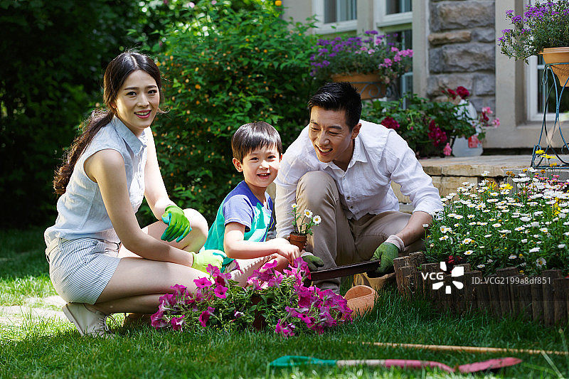 幸福的一家三口在种花图片素材