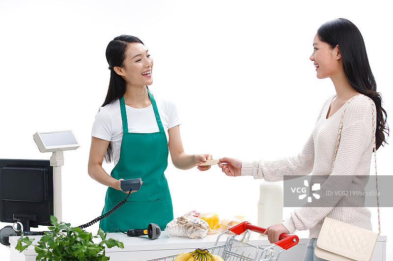 青年女人到收银台付款图片素材