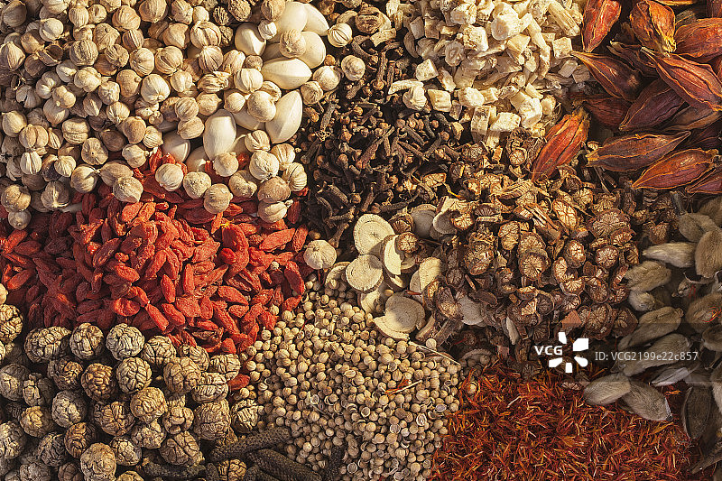 放在桌子上的食材与药品图片素材