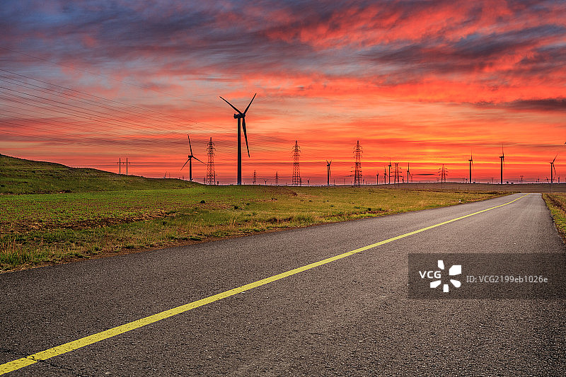 火烧云下的草原天路图片素材