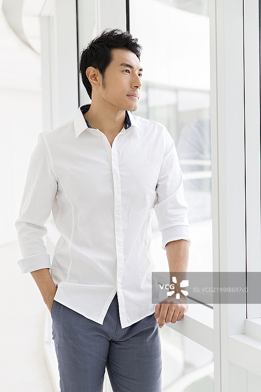 站在窗前的商务男士图片素材