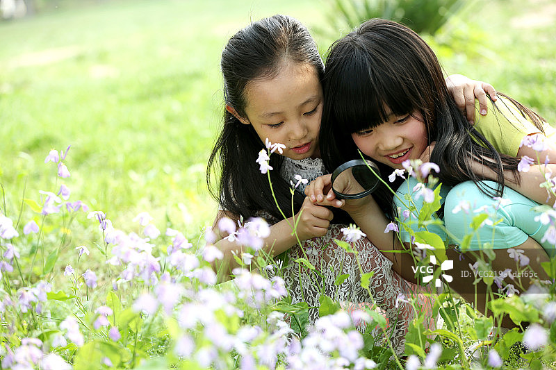 两个小女孩在户外玩耍图片素材