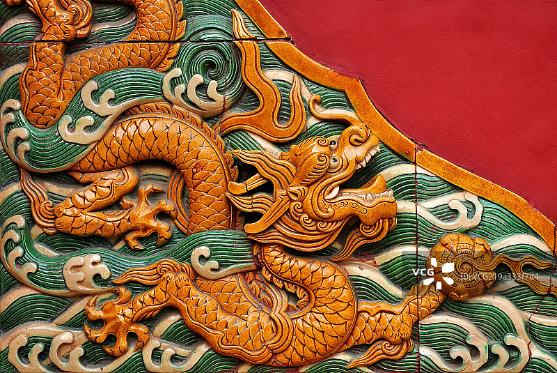 琉璃瓦蛟龙与红墙图片素材