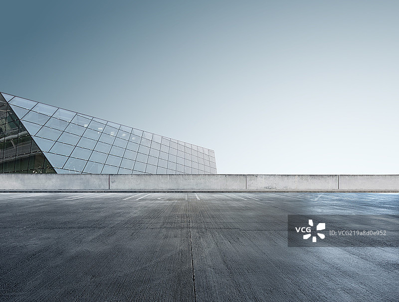 现代建筑与停车场图片素材