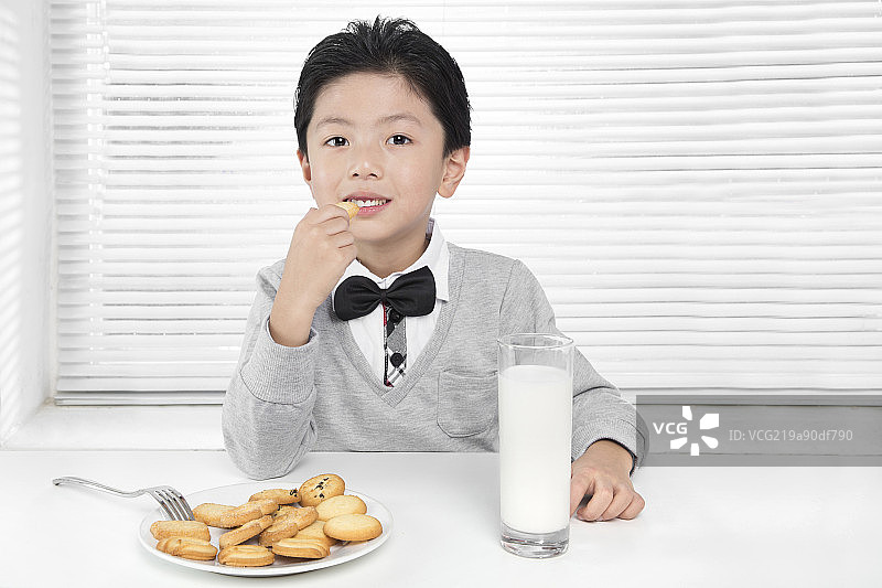 穿灰色毛衣坐着的小学生图片素材