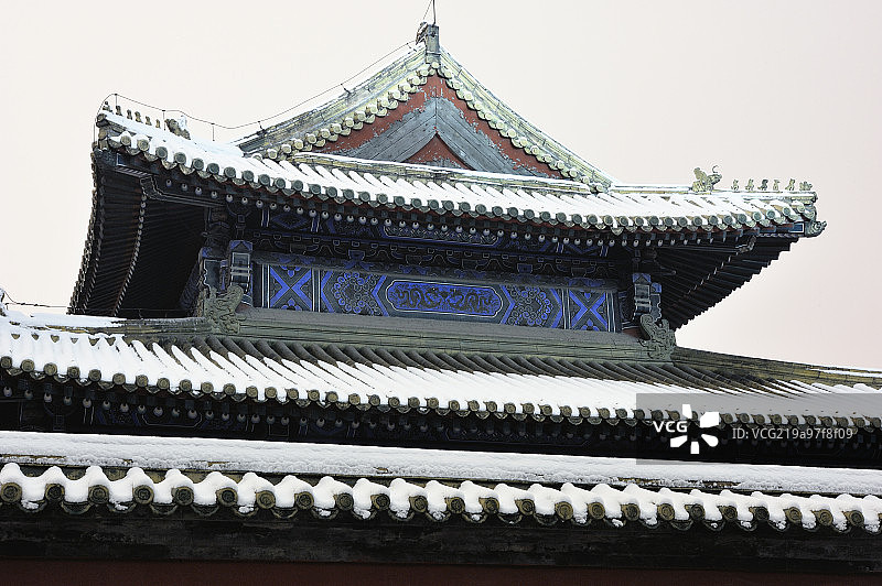 Traditional Pavillon at Night under the Snow图片素材