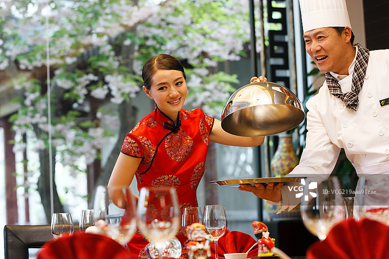 酒店厨师为顾客服务图片素材