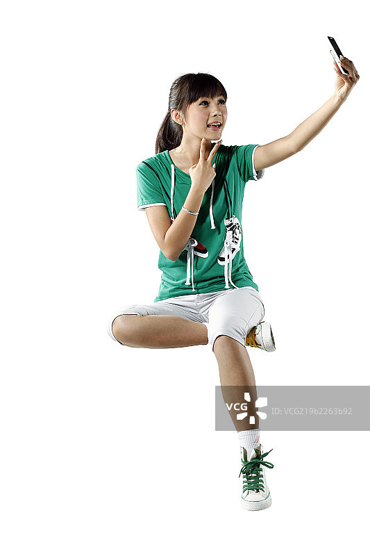 坐在椅子上玩手机图片素材