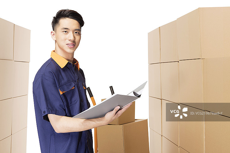 站在白色背景下的年轻的物流工作人员图片素材