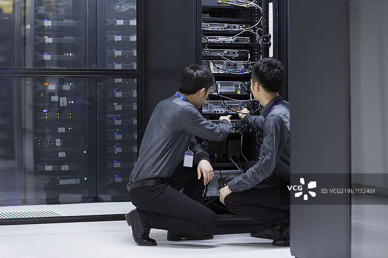 技术员在机房检查维修图片素材