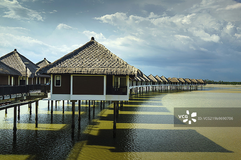 黄金棕榈海上屋图片素材