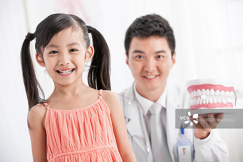 东方女孩和牙医图片素材