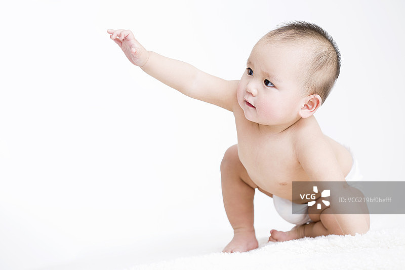 可爱的男婴玩气球图片素材