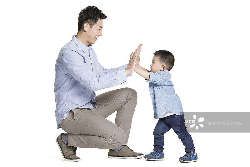 年轻父子一起玩耍图片素材