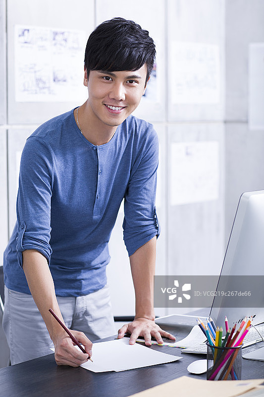 年轻男子在办公室工作图片素材