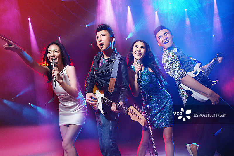 年轻人在酒吧唱歌跳舞图片素材