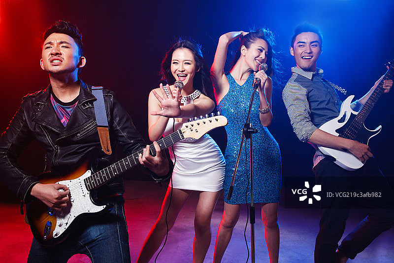 酒吧里唱歌跳舞的年轻人图片素材