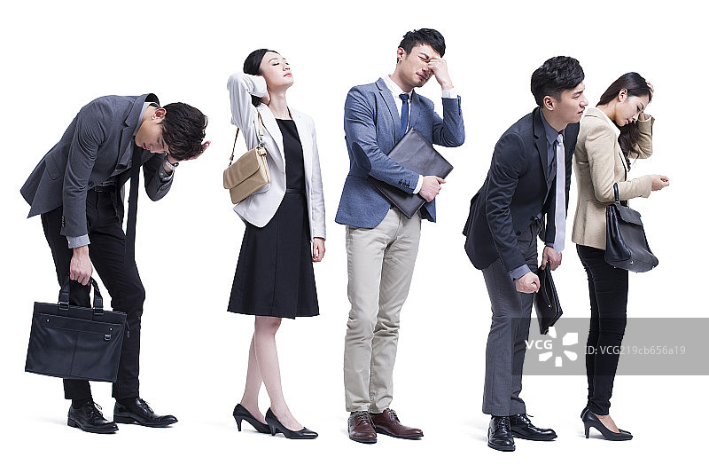 排队等车的年轻人图片素材