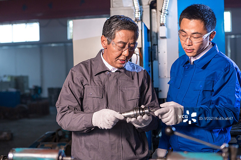 车间工人在工作图片素材