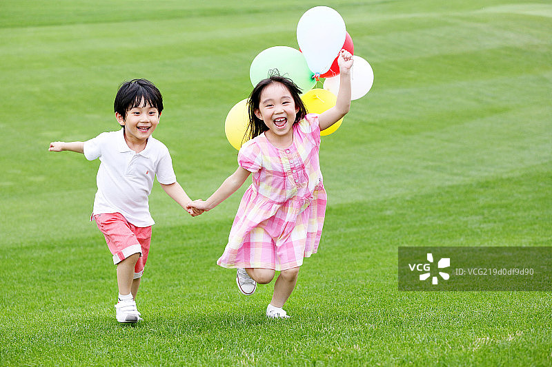 快乐儿童在草地上玩耍图片素材