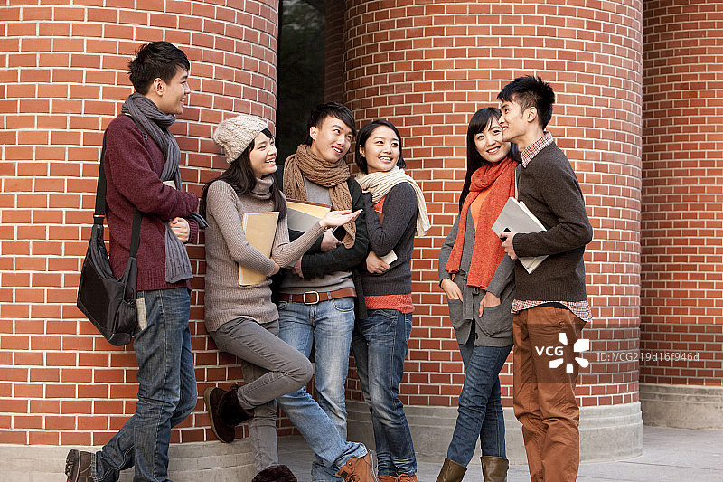 大学生在校园里聊天图片素材