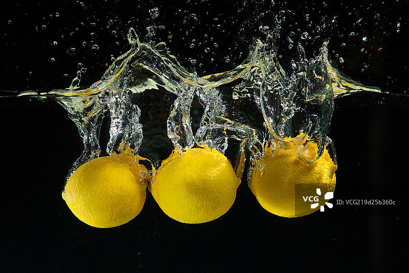 水中的水果图片素材