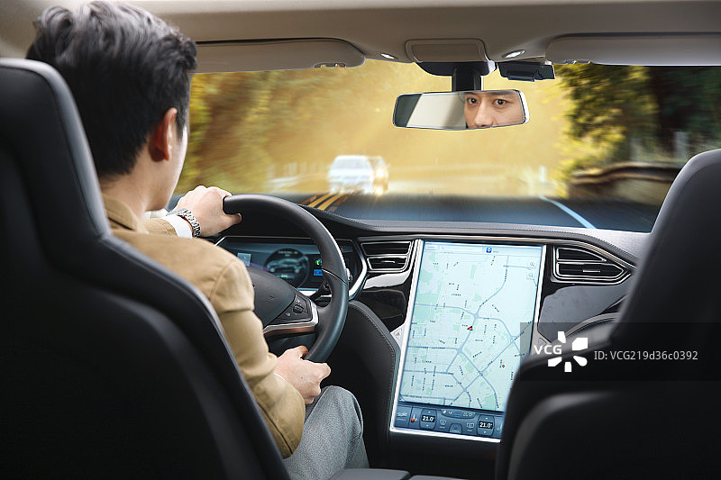 商务男人在驾车图片素材
