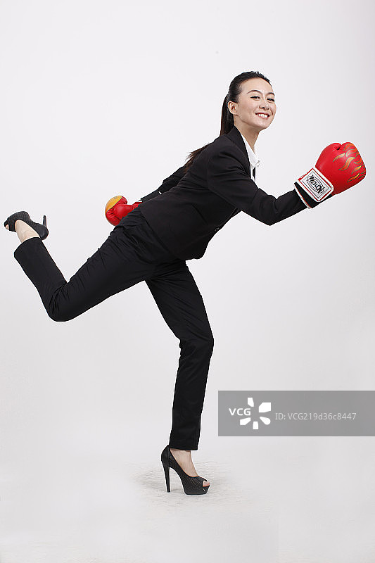 一个戴拳击手套的商务女性图片素材