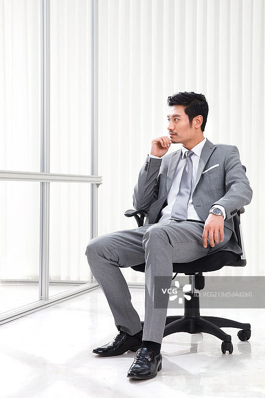 商务男人在办公室图片素材