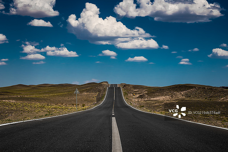 新疆戈壁滩天空道路风光图图片素材