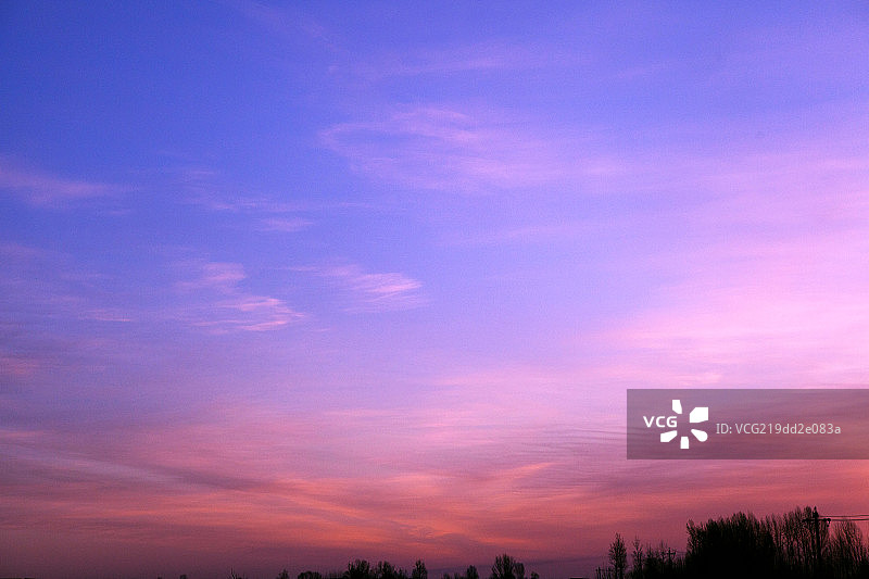 清晨红色的彩霞蓝色的天空图片素材