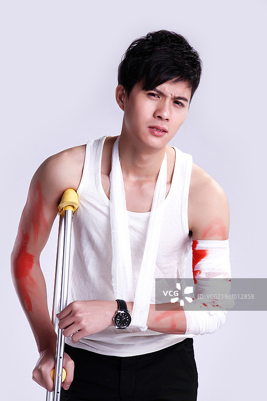 受伤的男人图片素材