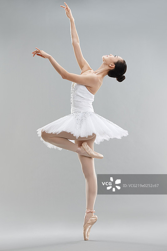 青年女人在跳芭蕾舞图片素材