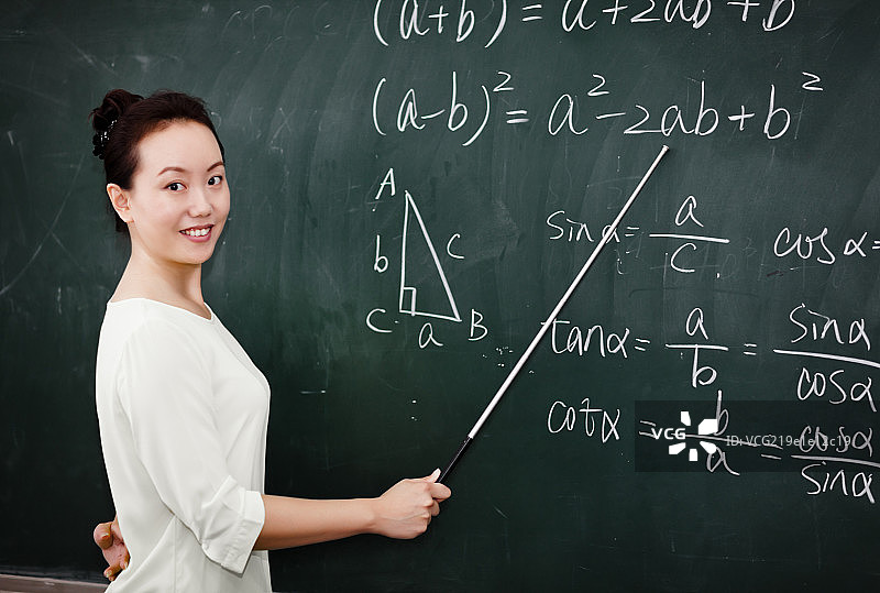 东方女性数学教师在上课中图片素材