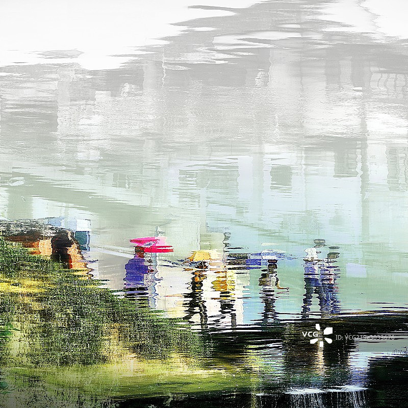 梦幻徽州风光和水中倒影的人群图片素材