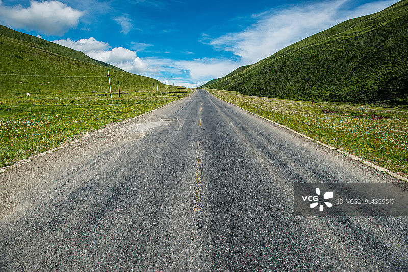 青海省达日县境公路图片素材