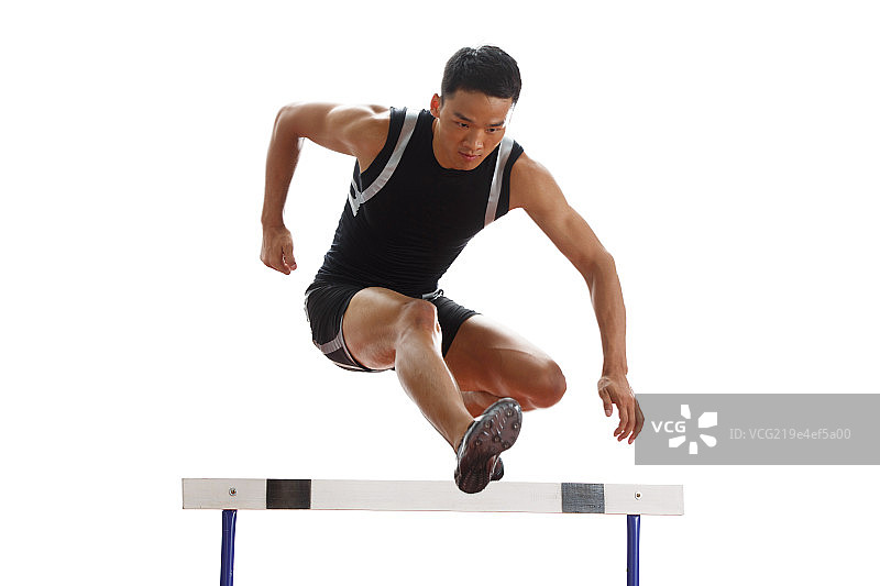 田径运动员做跨栏运动图片素材