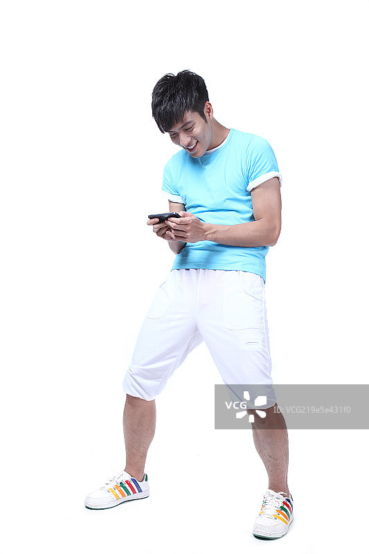 使用手机的年轻男人图片素材