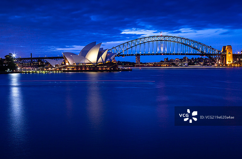 夜幕下的悉尼歌剧院和港湾大桥图片素材