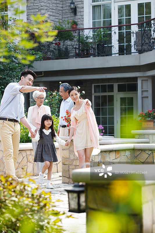 快乐家庭在户外玩耍图片素材