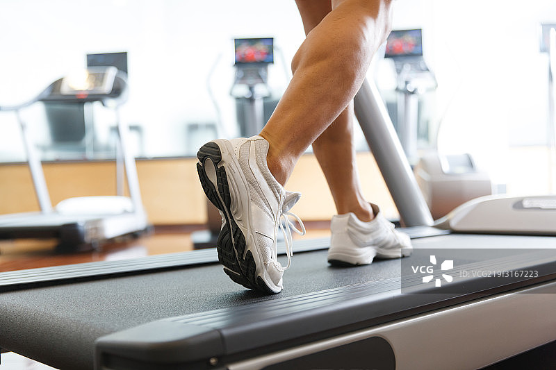 青年男人健身图片素材