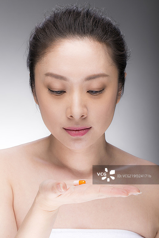 年轻女子吃胶囊图片素材