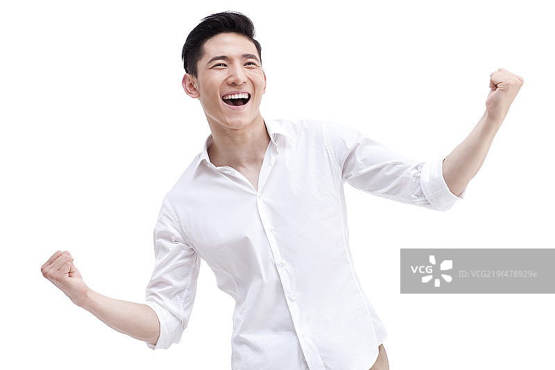 快乐的年轻男子振臂欢呼图片素材