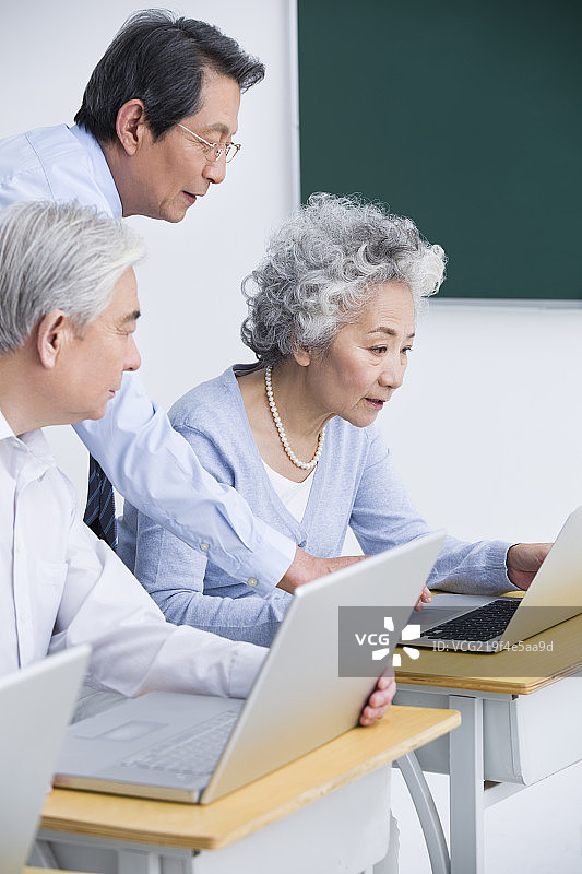 老年人上计算机课图片素材