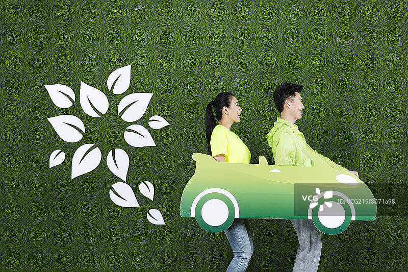 草地创意年轻情侣驾车出游图片素材