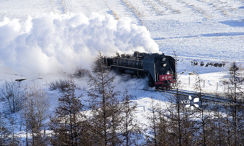 冰雪大地上的蒸汽机车图片素材
